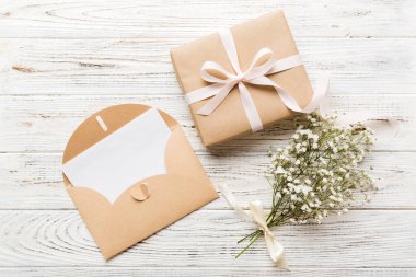 Renkli masa manzaralı, beyaz kağıt listeli ve çiçekli Gypå ila 'lı bir düğün modeli. Boş tebrik kartları ve zarflar. Güzel çiçek deseni. Düzleştirme biçimi.
