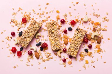 Arka planda çeşitli granola barlar var. Mısır gevreği gofretleri. Yulaf, fındık ve böğürtlenli kahvaltı barları, yakın çekim. Süper yiyecek konsepti.