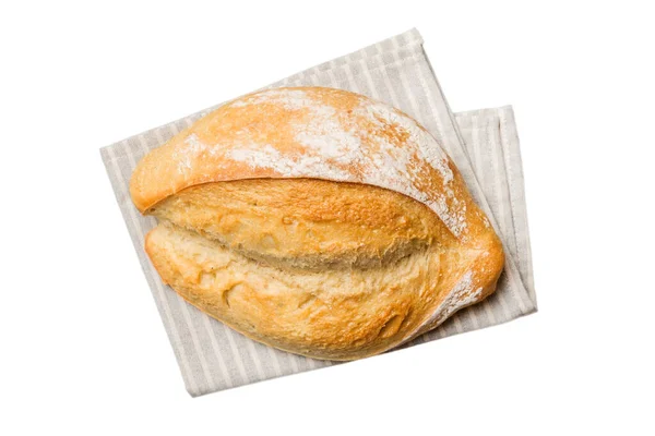 新鮮な自家製全粒小麦パン 白い背景に隔離されたナプキンの上からのパン — ストック写真