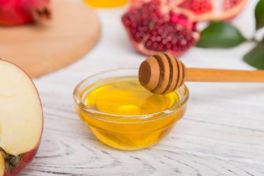 Renkli arka planda yahudi Rosh Hashanah bayramı sembolleri olan düz kompozisyon, Rosh hashanah kavramı. Geleneksel yılbaşı tatili. Kopyalama alanı olan üst görünüm.