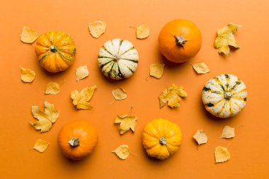 Sonbahar kompozisyonu. Masadaki kurumuş yapraklar ve diğer tasarım aksesuarlarından oluşan desen. Düz yatış, üst görünüm.