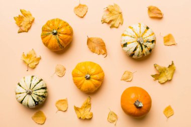 Sonbahar kompozisyonu. Masadaki kurumuş yapraklar ve diğer tasarım aksesuarlarından oluşan desen. Düz yatış, üst görünüm.