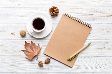 Sonbahar kompozisyonu: Düşen yapraklar ve el işi çizimleri renkli arka planda taklit edilir. Üst Manzara. Kopyalama alanı olan düz.