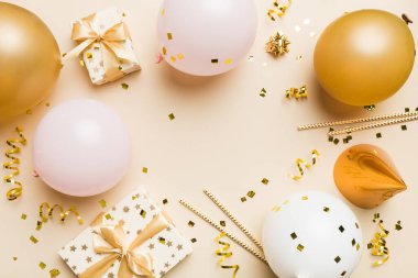 Pastel renkli arka plan üzerine düz bir parti dekorasyonu konsepti. Aşk konsepti. Tatil kutlaması. Sevgililer Günü ya da doğum günü partisi dekorasyonu.