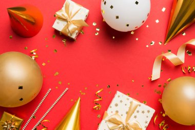 Renkli balon, hediye ve konfeti ile tatil geçmişi. Düz yatış stili. Kopya alanı olan doğum günü veya parti tebrik kartı.