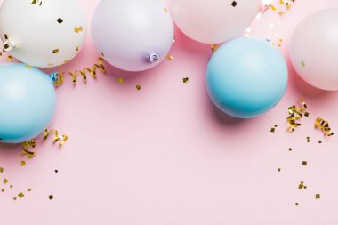 Arka planda yuvarlak balonlar ve konfetilerden oluşan çok renkli balonlar var. Doğum günü partisi geçmişi.