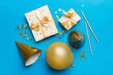 Renkli balon, hediye ve konfeti ile tatil geçmişi. Düz yatış stili. Kopya alanı olan doğum günü veya parti tebrik kartı.