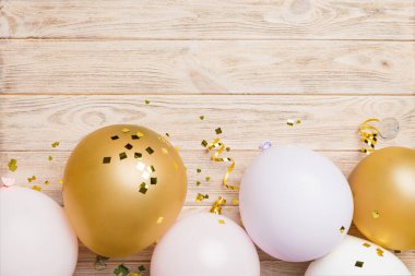 Arka planda yuvarlak balonlar ve konfetilerden oluşan çok renkli balonlar var. Doğum günü partisi geçmişi.