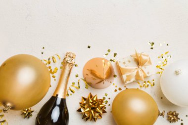 Renkli balon, hediye ve konfeti ile tatil geçmişi. Düz yatış stili. Kopya alanı olan doğum günü veya parti tebrik kartı.