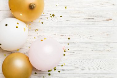 Arka planda yuvarlak balonlar ve konfetilerden oluşan çok renkli balonlar var. Doğum günü partisi geçmişi.