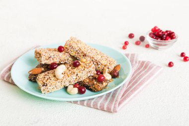 Arka planda çeşitli granola barlar var. Mısır gevreği gofretleri. Yulaf, fındık ve böğürtlenli kahvaltı barları, yakın çekim. Süper yiyecek konsepti.