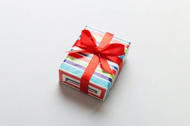 Paketlenmiş Noel ya da renkli kurdeleli kağıda sarılmış el yapımı diğer tatil hediyeleri. Hediye kutusu, hediye süslemesi, kopya alanı ile üst görünüm.