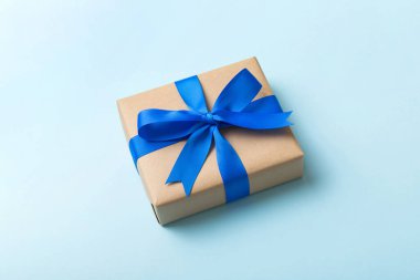 Paketlenmiş Noel ya da renkli kurdeleli el yapımı el yapımı diğer Noel hediyeleri. Hediye kutusu, hediye süslemesi, kopya alanı ile üst görünüm.