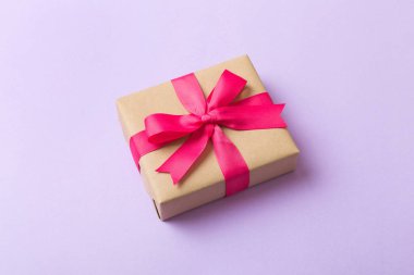 Paketlenmiş Noel ya da renkli kurdeleli el yapımı el yapımı diğer Noel hediyeleri. Hediye kutusu, hediye süslemesi, kopya alanı ile üst görünüm.