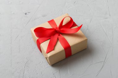 Paketlenmiş Noel ya da renkli kurdeleli el yapımı el yapımı diğer Noel hediyeleri. Hediye kutusu, hediye süslemesi, kopya alanı ile üst görünüm.