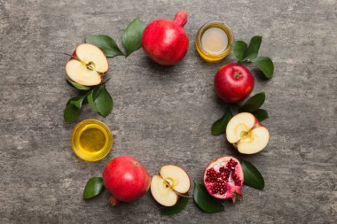Rosh hashanah konsepti. Geleneksel Yahudi Yeni Yıl tatili sembollerinden yapılmış bir çerçeve. Kopyalama alanı olan üst görünüm.