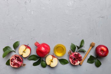 Renkli arka planda yahudi Rosh Hashanah bayramı sembolleri olan düz kompozisyon, Rosh hashanah kavramı. Geleneksel yılbaşı tatili. Kopyalama alanı olan üst görünüm.