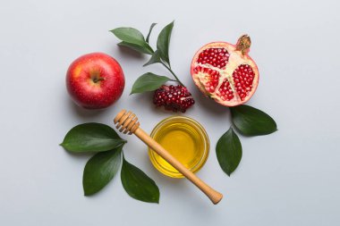 Renkli arka planda yahudi Rosh Hashanah bayramı sembolleri olan düz kompozisyon, Rosh hashanah kavramı. Geleneksel yılbaşı tatili. Kopyalama alanı olan üst görünüm.