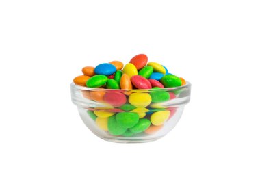 Renkli arka planda bir kasede çok renkli şekerler. Doğum günü ve tatil konsepti. Kopyalama alanı olan üst görünüm.