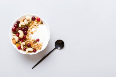 Tahıl, yoğurt, meyve ve fındıklı sağlıklı kahvaltı. Kahvaltıda kurutulmuş meyveli tatlı..