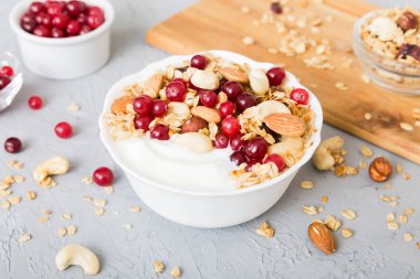 Tahıl, yoğurt, meyve ve fındıklı sağlıklı kahvaltı. Kahvaltıda kurutulmuş meyveli tatlı..