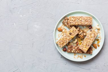 Arka planda çeşitli granola barlar var. Mısır gevreği gofretleri. Yulaf, fındık ve böğürtlenli kahvaltı barları, yakın çekim. Süper yiyecek konsepti.
