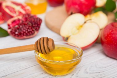 Renkli arka planda yahudi Rosh Hashanah bayramı sembolleri olan düz kompozisyon, Rosh hashanah kavramı. Geleneksel yılbaşı tatili. Kopyalama alanı olan üst görünüm.