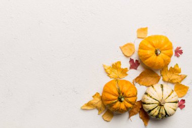 Sonbahar kompozisyonu. Masadaki kurumuş yapraklar ve diğer tasarım aksesuarlarından oluşan desen. Düz yatış, üst görünüm.