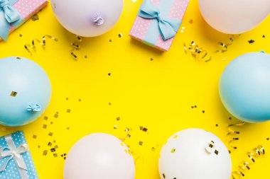 Pastel renkli arka plan üzerine düz bir parti dekorasyonu konsepti. Aşk konsepti. Tatil kutlaması. Sevgililer Günü ya da doğum günü partisi dekorasyonu.