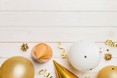 Renkli balon, hediye ve konfeti ile tatil geçmişi. Düz yatış stili. Kopya alanı olan doğum günü veya parti tebrik kartı.