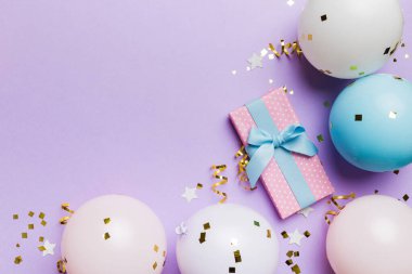 Renkli balon, hediye ve konfeti ile tatil geçmişi. Düz yatış stili. Kopya alanı olan doğum günü veya parti tebrik kartı.