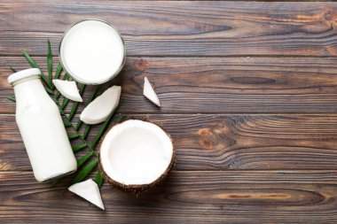 Beyaz tahta arka planda hindistan cevizi ürünleri. Sütsüz süt yerine içecek, yassı sağlıklı yiyecekler..