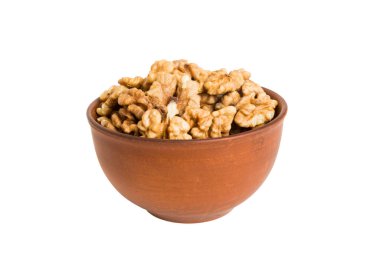 Beyaz arka planda izole edilmiş kase içinde kavrulmuş ceviz. Ceviz ya abur cuburdur ya da pişmemiş. Sağlıklı gıda konsepti.