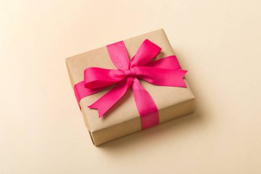 Paketlenmiş Noel ya da renkli kurdeleli el yapımı el yapımı diğer Noel hediyeleri. Hediye kutusu, hediye süslemesi, kopya alanı ile üst görünüm.