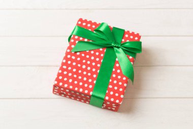 Paketlenmiş Noel ya da renkli kurdeleli kağıda sarılmış el yapımı diğer tatil hediyeleri. Hediye kutusu, hediye süslemesi, kopya alanı ile üst görünüm.