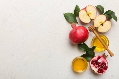 Renkli arka planda yahudi Rosh Hashanah bayramı sembolleri olan düz kompozisyon, Rosh hashanah kavramı. Geleneksel yılbaşı tatili. Kopyalama alanı olan üst görünüm.