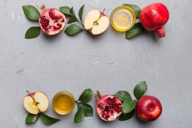 Renkli arka planda yahudi Rosh Hashanah bayramı sembolleri olan düz kompozisyon, Rosh hashanah kavramı. Geleneksel yılbaşı tatili. Kopyalama alanı olan üst görünüm.