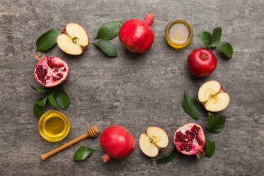 Rosh hashanah konsepti. Geleneksel Yahudi Yeni Yıl tatili sembollerinden yapılmış bir çerçeve. Kopyalama alanı olan üst görünüm.
