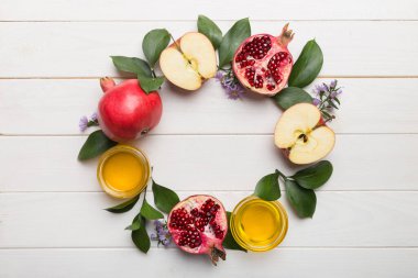 Rosh hashanah konsepti. Geleneksel Yahudi Yeni Yıl tatili sembollerinden yapılmış bir çerçeve. Kopyalama alanı olan üst görünüm.