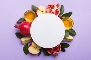 Renkli arka planda Yahudi Rosh Hashanah bayramı özellikleri taşıyan boş el ilanı ve sembolleri olan düz kompozisyon, Yılbaşı Tatili Geleneksel. Üst görünüm ve kopyalama alanı.