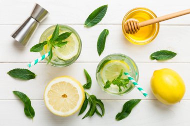 Caipirinha, Mojito kokteyli, limonlu votka veya soda, masa arkasında nane ve saman. Naneli, limonlu, cam manzaralı, ferahlatıcı bir içecek..