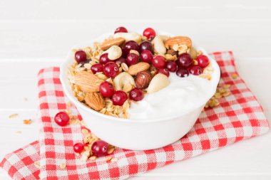 Tahıl, yoğurt, meyve ve fındıklı sağlıklı kahvaltı. Kahvaltıda kurutulmuş meyveli tatlı..