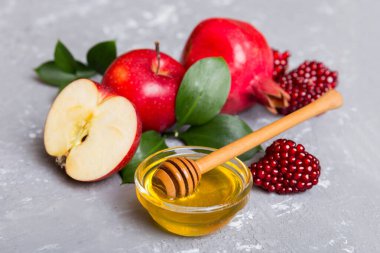 Renkli arka planda yahudi Rosh Hashanah bayramı sembolleri olan düz kompozisyon, Rosh hashanah kavramı. Geleneksel yılbaşı tatili. Kopyalama alanı olan üst görünüm.