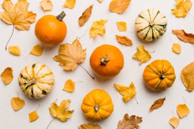 Sonbahar kompozisyonu. Masadaki kurumuş yapraklar ve diğer tasarım aksesuarlarından oluşan desen. Düz yatış, üst görünüm.