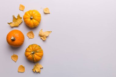 Sonbahar kompozisyonu. Masadaki kurumuş yapraklar ve diğer tasarım aksesuarlarından oluşan desen. Düz yatış, üst görünüm.