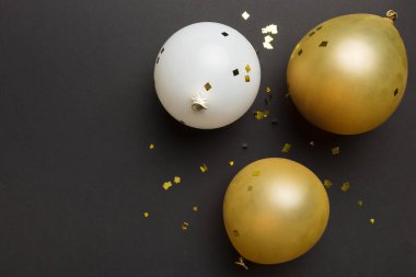 Arka planda yuvarlak balonlar ve konfetilerden oluşan çok renkli balonlar var. Doğum günü partisi geçmişi.