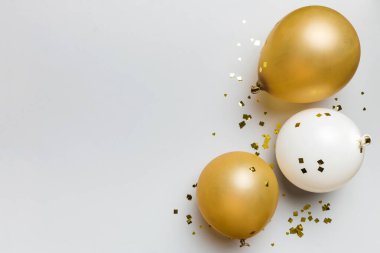 Arka planda yuvarlak balonlar ve konfetilerden oluşan çok renkli balonlar var. Doğum günü partisi geçmişi.