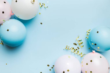 Arka planda yuvarlak balonlar ve konfetilerden oluşan çok renkli balonlar var. Doğum günü partisi geçmişi.