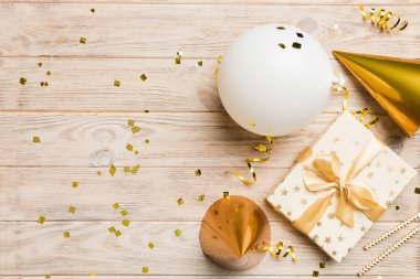 Renkli balon, hediye ve konfeti ile tatil geçmişi. Düz yatış stili. Kopya alanı olan doğum günü veya parti tebrik kartı.