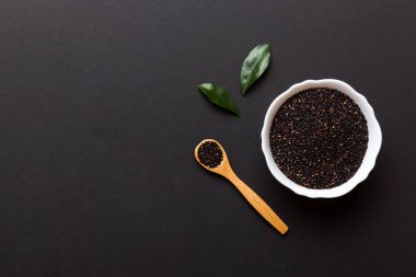 Kase içinde kinoa tohumu ve renkli arka planda kaşık. Küçük kasede sağlıklı kinwa. Sağlıklı süper yiyecekler.